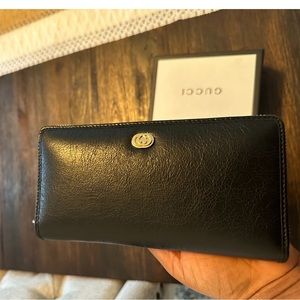 Gucci Wallet NIB and dust bag . 12 Card Slots , Bill and Coin Compartments .